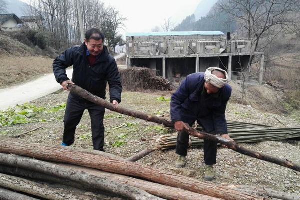 漢江師范學(xué)院校領(lǐng)導(dǎo)精準(zhǔn)扶貧與鄉(xiāng)親同吃同樂(lè)同勞動(dòng)