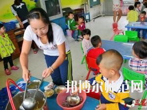 遵義2020年幼師學(xué)校有哪些科目?我們知道幼師專業(yè)是屬于一個(gè)學(xué)習(xí)內(nèi)容比較多的專業(yè)，因?yàn)槭切∨笥训膯⒚呻A段，同學(xué)們自己在報(bào)讀本專業(yè)的時(shí)候很多的同學(xué)都不知道到底是學(xué)一些什么?于是都來(lái)問(wèn)道小編，小編就來(lái)給大家說(shuō)一下關(guān)于學(xué)?？颇康氖虑榕丁? 幼師學(xué)校學(xué)習(xí)專業(yè)課程 1、幼兒教育學(xué)  了解現(xiàn)代教育、幼兒教育的新觀念、新思想、新信息，結(jié)合我國(guó)幼兒教育改革中的新問(wèn)題、新情況，將理論的闡述和幼兒教育實(shí)踐中的問(wèn)題結(jié)合起來(lái)，進(jìn)行具體分析和指導(dǎo)。  2、幼兒心理學(xué)  了解幼兒的認(rèn)知和言語(yǔ)發(fā)展的特點(diǎn)和規(guī)律、幼兒的情緒、個(gè)性與社會(huì)性發(fā)展的關(guān)系及幼兒的活動(dòng)心里。能依據(jù)幼兒特點(diǎn)，利用所學(xué)相關(guān)知識(shí)，初步具備幼兒園基層崗位幼兒教師的工作能力。培養(yǎng)學(xué)生具有誠(chéng)實(shí)守信、善于溝通和合作的品質(zhì)。  3、幼師英語(yǔ)  根據(jù)幼師學(xué)生的英語(yǔ)水平和專業(yè)特點(diǎn)，從聽(tīng)、說(shuō)、讀、寫(xiě)四個(gè)方面全方位的培養(yǎng)學(xué)生，讓學(xué)生掌握基本語(yǔ)法知識(shí)、語(yǔ)音知識(shí)、日常用語(yǔ)，提高學(xué)生的口語(yǔ)交際技能和綜合閱讀、寫(xiě)作能力。讓學(xué)生在學(xué)習(xí)過(guò)程中發(fā)展綜合語(yǔ)音運(yùn)用能力，提高人文素養(yǎng)，增強(qiáng)實(shí)踐能力，培養(yǎng)創(chuàng)新精神。  4、幼兒園組織與管理  讓學(xué)生了解幼兒園組織與管理的基本原理和內(nèi)容，掌握幼兒園組織與管理的基本規(guī)律，學(xué)會(huì)用所學(xué)專業(yè)理論解決實(shí)際工作中遇到的管理問(wèn)題。結(jié)合案例分析，培養(yǎng)學(xué)生的思辨意識(shí)、創(chuàng)新意識(shí)，提高學(xué)生與時(shí)俱進(jìn)的管理理念，為學(xué)生今后從事幼兒園教育工作和管理工作奠定良好的基礎(chǔ)，具有較強(qiáng)的實(shí)用性和可操作性。  學(xué)前教育前景好不好 學(xué)前教育上的現(xiàn)在已經(jīng)有越來(lái)越多的人關(guān)注，就業(yè)前景上的非常不錯(cuò)的一個(gè)職業(yè)了，在現(xiàn)階段學(xué)前教育專業(yè)就業(yè)率上也在一直上升，我國(guó)對(duì)于學(xué)前教育上的重視的提升，也為學(xué)前教育專業(yè)人才提供了較好的就業(yè)機(jī)會(huì)，使得社會(huì)上的對(duì)于學(xué)前教育人才上的甚至出現(xiàn)了供不應(yīng)求的現(xiàn)象，學(xué)前教育現(xiàn)階段也已經(jīng)成為一個(gè)非常重要的教育階段，擁有高素質(zhì)的學(xué)前教育人才對(duì)于整個(gè)教育事業(yè)上的也能夠起到一個(gè)促進(jìn)和發(fā)展的作用。  幼師專業(yè)上就業(yè)前景也是比較好的，現(xiàn)階段社會(huì)上的對(duì)于幼師的需求也越來(lái)越多了，對(duì)于早期教育上的重視度的提升，使得幼師人才成為現(xiàn)階段社會(huì)上的所需要的重要人才選擇。  我們可以看到幼師專業(yè)學(xué)習(xí)的是很多的，小編給大家列舉了一些專業(yè)課程，其實(shí)這個(gè)專業(yè)是一個(gè)需要自己花費(fèi)很多心力來(lái)學(xué)習(xí)的專業(yè)，同學(xué)們學(xué)習(xí)的內(nèi)容是很廣泛的，不過(guò)這個(gè)專業(yè)只要學(xué)好了，將來(lái)在就業(yè)方面就會(huì)很不錯(cuò)，所以，希望選擇這個(gè)專業(yè)的同學(xué)都能掌握足夠的專業(yè)知識(shí)哦。